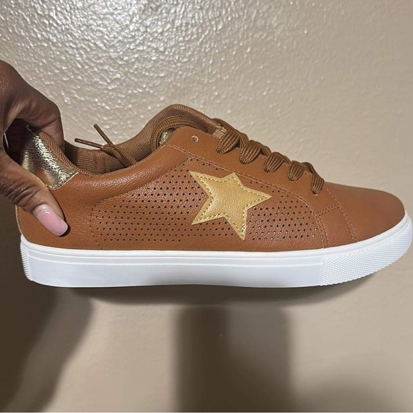 Cute boutique tennis shoe⭐️! - Picture 1 of 4